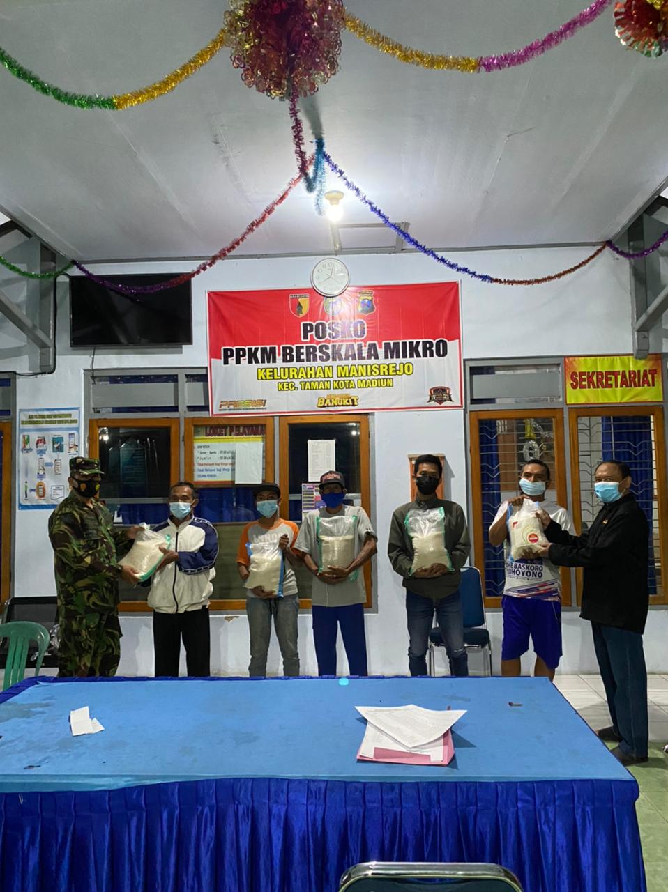TNI Salurkan Bantuan Sembako Akibat PPKM Darurat