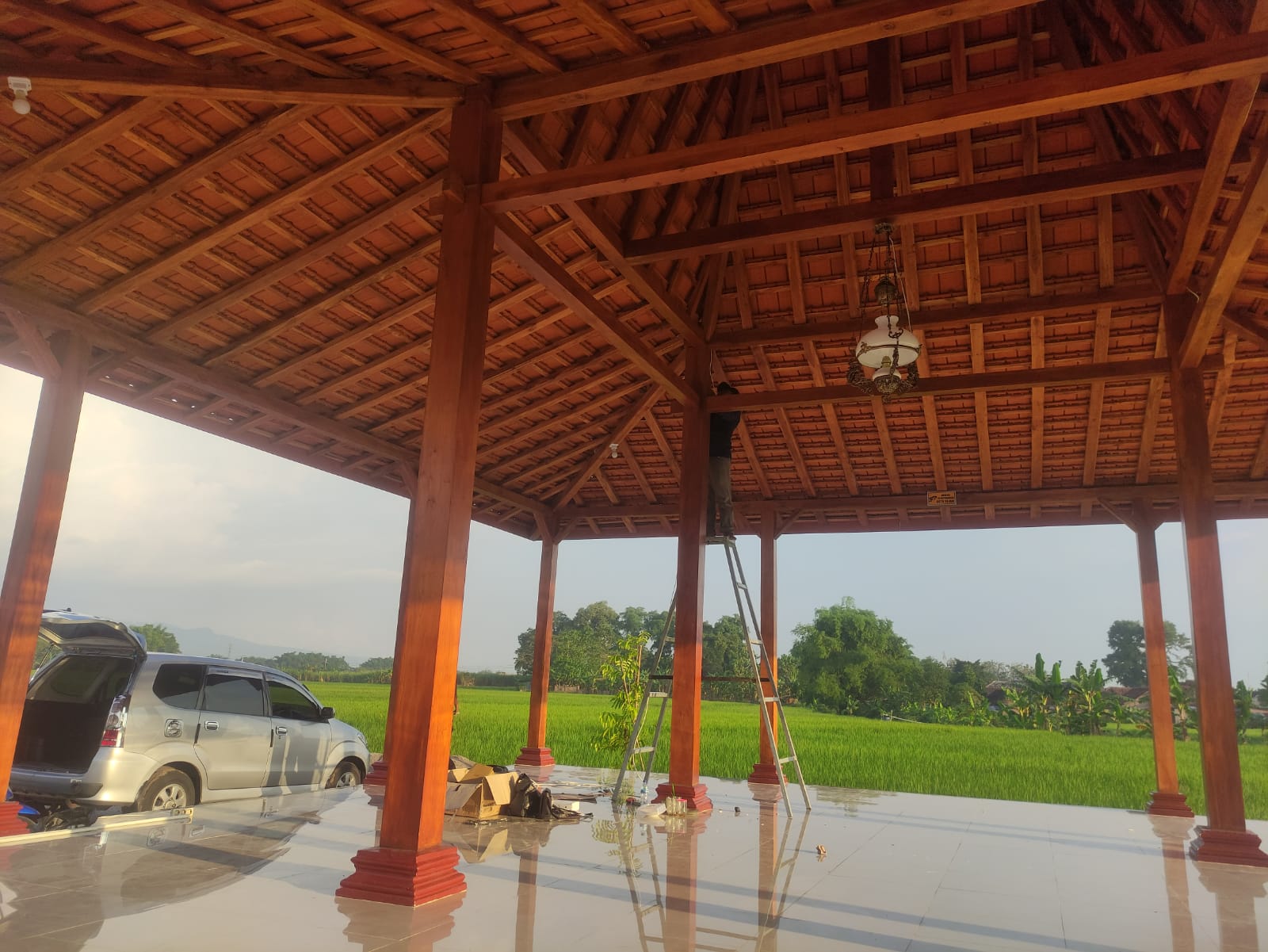 Pemasangan Instalasi Listrik di Pendopo Lapak UMKM Kelurahan Manisrejo