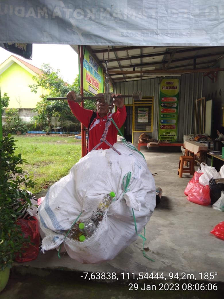Kegiatan Bank Sampah Rutin dilaksanakan oleh RW 009 di Balai